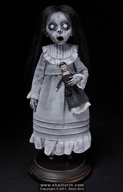 Creepy Doll Halloween, Creepy Baby Dolls, Zombie Dolls, Doll Figurine, Ghost Art, Haunted Dollhouse, Living Dead Dolls, Creepy Doll, Scary Dolls