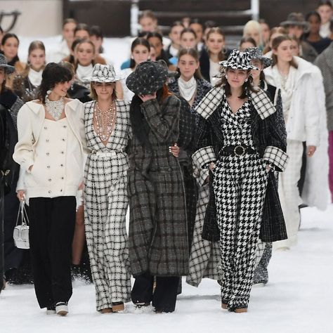 How the Chanel fashion show honoured Karl Lagerfeld in the most beautiful way Gala Gonzalez, Moda Chanel, Chanel Fashion Show, Chanel Runway, New York Street Style, Mode Chanel, Chanel Collection, Moda Paris, Claudia Schiffer