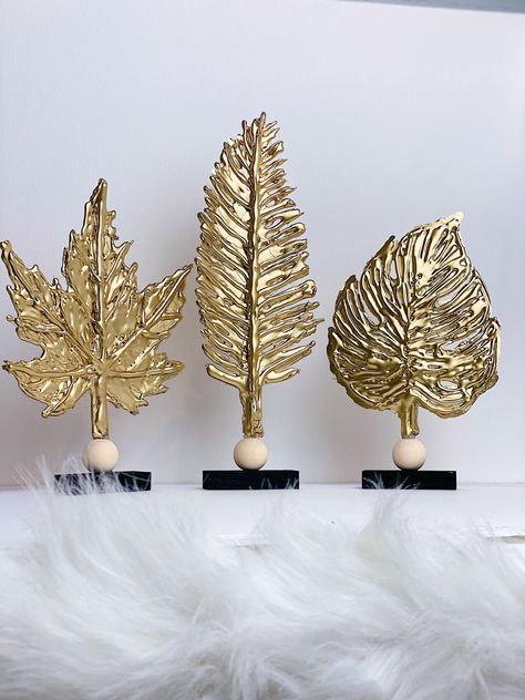 Made these wayfair inspired DIY using hot glue. Hot Glue Home Decor, Hot Glue Painting Ideas, Hot Glue Art On Canvas Diy, Hot Glue Ideas, Hot Glue Painting, Hot Glue Flowers, Hot Glue Crafts, Diy Gold Decor, Rolled Magazine Art