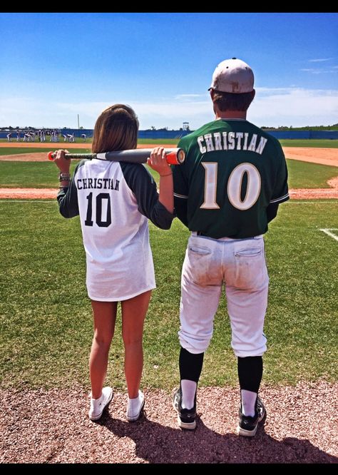 Couples Baseball Jerseys, Baseball Pictures With Girlfriend, Baseball Gf Pictures, Baseball Bf And Gf Pics, Baseball Girlfriend Aesthetic, Baseball Gf Outfits, Cute Baseball Couples, Baseball Girlfriend Outfits, Baseball Bf