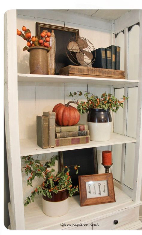 Fall Bookshelf, Pumpkin Place Cards, Shelf Decor Ideas, Shelf Makeover, Farmhouse Shelves Decor, Aesthetics Vintage, Farmhouse Shelf, Shelf Decor Living Room, Hutch Decor