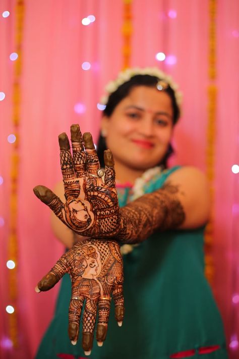 Mehandi Shoot, Mehandi Poses, Mehendi Shoot, Mehendi Photography Bridal, Mehndi Photoshoot, Haldi Photography Ideas, Mehndi Poses, Mehendi Photoshoot, Haldi Poses For Bride