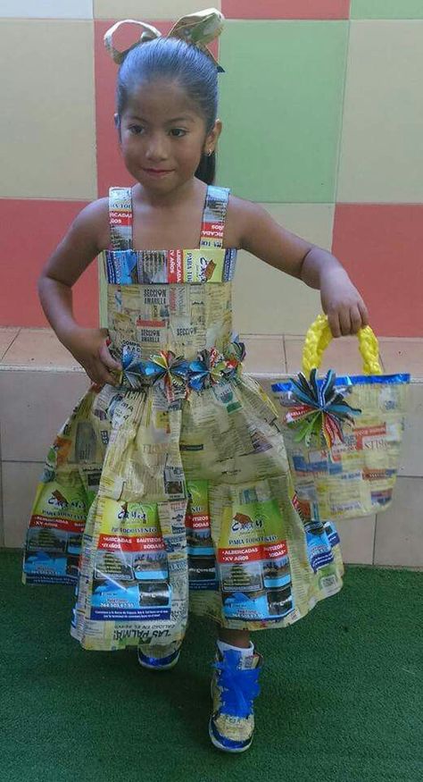 Newspaper Dress For Kids, Žemės Diena, Recycled Fashion Diy, Diy Dinosaur Costume, Adventure Time Clothes, Fashion Recycle, Dress Up Area, Recycled Costumes, Fancy Dress Competition