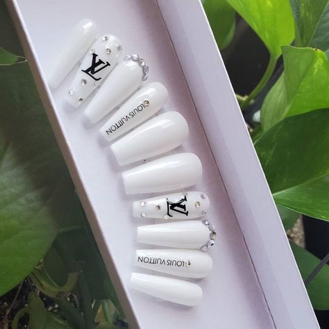 White Louis Vuitton Nails, Uñas Louis Vuitton, Designer Nails Louis Vuitton, Louis Vuitton Nails Acrylic, Lv Nails Louis Vuitton, Louis Vuitton Nail Designs, Nails Louis Vuitton, Silver Sparkly Nails, 23 Nails