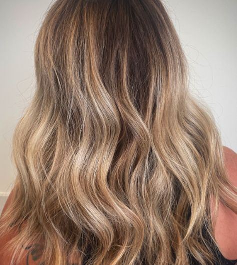 Black Light With Dark Roots Blonde Hair Blonde Balayage Dark Roots, Dark Roots Hair, Roots Blonde Hair, Dark Roots Blonde, Brunette Roots, Sultry Style, Blonde Hair With Roots, Blonde Hair Ideas, Hair Color Chocolate