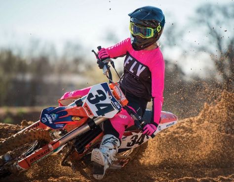 Finding the best dirt bikes for women can be pretty daunting. Here are a few things to consider when deciding on a dirt bike that's right for you. Womens Dirt Bike Gear, Bikes For Women, Bike Drift, Bike Outfit, Motocross Girls, Dirt Bike Gear, Dirt Biking, Dirt Bike Racing, Cool Dirt Bikes