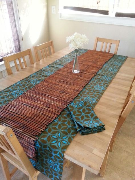 African fabric table runner and cloth dinner napkins. African Inspired Table Setting, African Table Settings Ideas, East African Home Decor, African Print Table Runner, African Table, African Furniture, African Interior Design, African House, African Inspired Decor