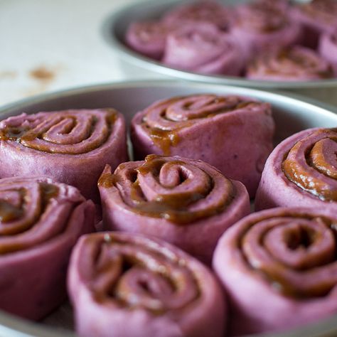 Ube Mochi Recipe, Flavored Cinnamon Rolls, Sweet Potato Cinnamon Rolls, Ube Mochi, Potato Cinnamon Rolls, Yam Recipes, Rainbow Foods, Addicted To Food, Food Rainbow