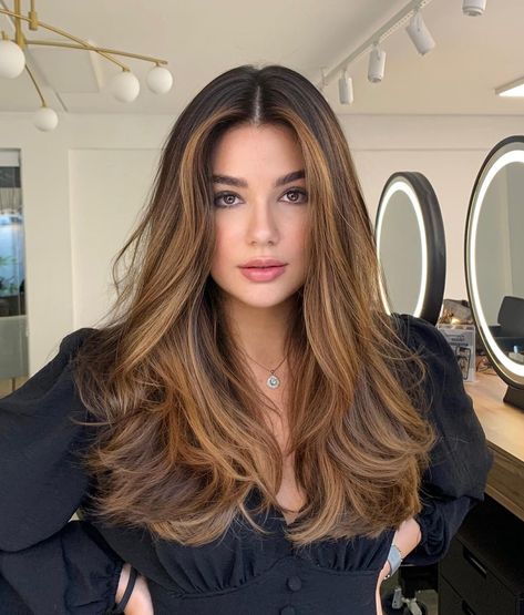 Sofia Vargas Hair, Caramel Hair With Bangs, Simple Sophisticated Outfits, Midlength Haircuts With Layers, Brown And Black Hair, Red Hair Inspo, Honey Brown Hair, Brown Hair Looks, Hair Inspiration Long