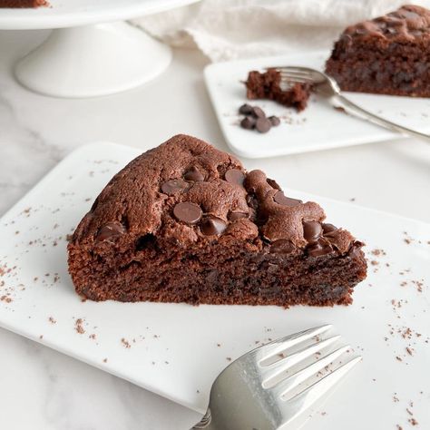 Chocolate ricotta cake is rich and decadent! Made with ricotta and cacao powder, this cake has a creamy texture with bold chocolate flavor. Chocolate Ricotta Cake, Whipped Cream Dispenser Recipe, Chocolate Ricotta, Espresso Ice Cream, Ricotta Cake, Grass Fed Butter, Almond Cakes, Cacao Powder, Creamy Texture