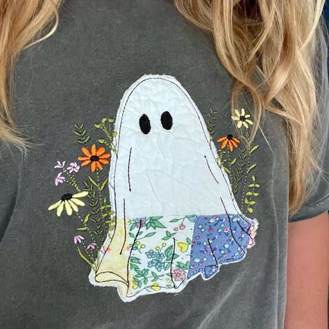 Ghost Applique Shirt, Quilt Hoodie, Halloween Shirt, Ghost Shirt, Spooky Tshirt, Patchwork Sweatshirt, Ghouls Shirt, Wildflower Tshirt - Etsy Quilt Hoodie, Spooky Tshirt, Patchwork Sweatshirt, Quilted Sweatshirt, Applique Shirts, Hand Embroidery Flowers, Ghost Shirt, Craft Show Ideas, Shirt Quilt