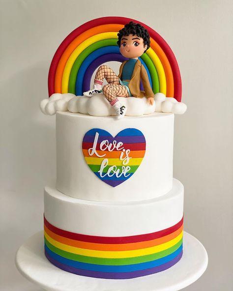 Rainbow Cake Designs Birthday, Pride Birthday Cakes, Rainbow Design Cake, Coming Out Cake, Gay Birthday Cake, Pride Cake Decorating, Bolo Gay, Lgbtq Cake Ideas, Pride Cake Ideas