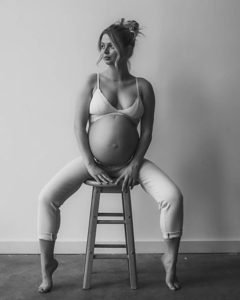 Pregnant Photoshoot Studio Ideas, Pregnant Yoga Photography, Yoga Maternity Photos, Maternity Yoga Outfit, Boudiour Maternity, Pregnant Dancer, Calvin Klein Maternity Shoot, Maternity Boudiour Photoshoot, Twin Maternity Photos