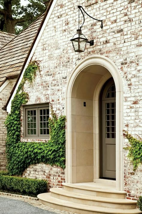 Painted Brick-How to Easily Change It Back After Painting It - Laurel Home Lime Washed Brick, Lime Wash Brick, Painted Brick House, Lime Wash, White Wash Brick, Home Exterior Ideas, Pintura Exterior, Brick Exterior House, Brick Exterior