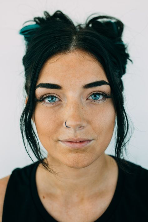 woman's face Piercing Alla Lingua, Piercings Nase, Black Nose Ring, Septum Hoop, Nose Piercing Hoop, Hippie Stil, Piercings For Girls, Nose Shapes, Titanium Jewelry