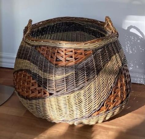 Handmade Baskets Weaving, Diy Basket Weaving, Birch Bark Baskets, Pine Needle Crafts, Basket Willow, Basket Weaving Diy, Basket Weaving Patterns, Inkle Weaving, Willow Weaving