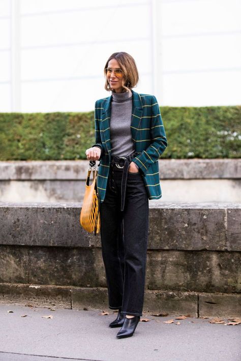 A lezione di stile parigino, ovvero i look street style più belli live dalla Paris Fashion Weekelleitalia Grey Turtleneck Outfit, How To Wear Turtleneck, Germany Outfits, Turtleneck Outfit, Grey Turtleneck Sweater, Moda Paris, Paris Fashion Week Street Style, Grey Turtleneck, Net Bag