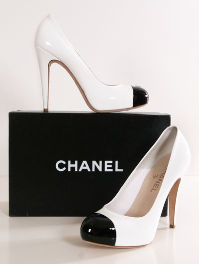 . Channel Shoes, Chanel Pumps, Chanel Heels, Shoes Heels Pumps, Chanel Fashion, Fabulous Shoes, Pretty Shoes, Dream Shoes, Chanel Shoes