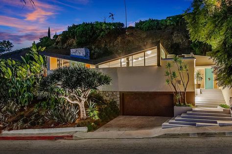 Located in the Hollywood Hills, Los Angeles the one-time home of entertainers Bobby Darin and Sandra Dee designed by architect William Krisel in the 1950's. Hollywood Hills Homes Exterior, House In The Hills California, William Krisel, 60s Hollywood, Blocksburg House, Hollywood House, Villa Hills, Palm Royale, 60s Home Decor