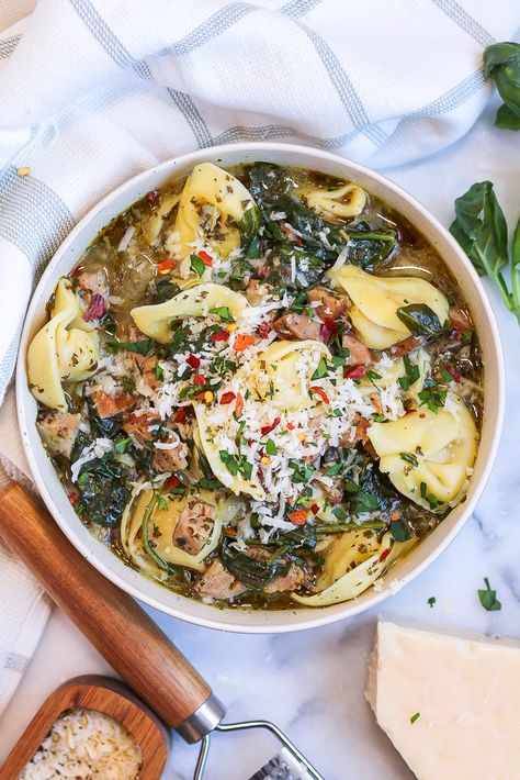 15-Minute Pesto Tortellini Soup - Nutrition to Fit | Lindsey Janeiro - No Fuss, Healthy Recipes! Healthy Chicken Tortellini Soup, Healthy Tortellini Soup, Pesto Tortellini Soup, Healthy Tortellini Recipes, Healthy Tortellini, Gluten Free Tortellini, Pesto Soup, Cheesy Tortellini, Chicken Tortellini Soup