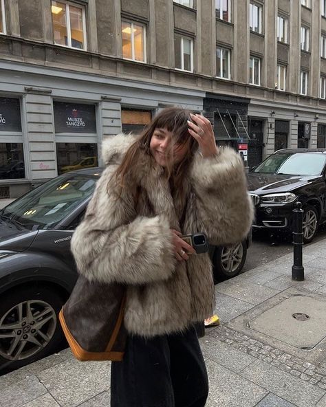 #fashion #falloutfit #winteroutfit Cold Fashion Outfits, Outfits With Fur, Coats Aesthetic, Russian Outfit, Europe Winter Fashion, Fur Outfit, Cold Fashion, Russian Winter, Winter Closet