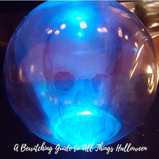 A Bewitching Guide to All Things Halloween: Halloween How To: DIY Crystal Ball with Swirling Mist Wizard Of Oz Crystal Ball Diy, Make A Crystal Ball, Crystal Ball Diy, Animatronic Halloween, Halloween Crystal Ball, Haunted Town, Halloween Forest, Haunted Carnival, Halloween Lawn