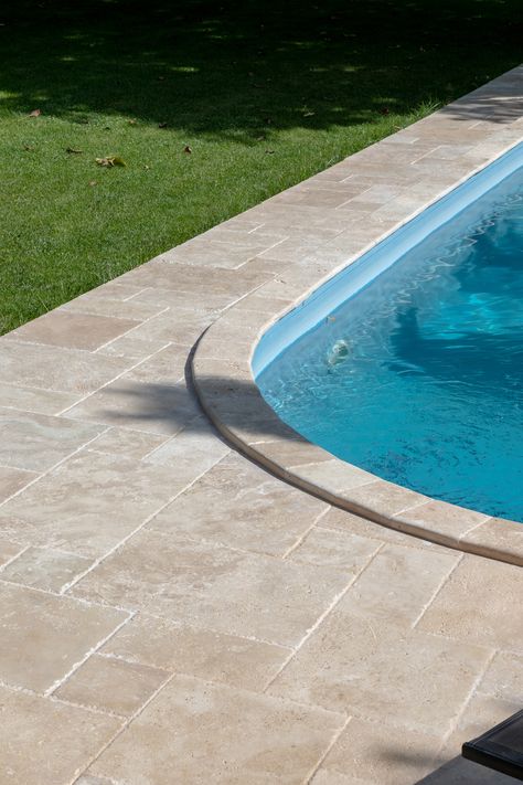 Close-up of pool coping area decorated with Classic Cross Cut Brushed & Chiseled Travertine French Pattern Set French Garden Pool Design, Travertine French Pattern, French Pattern Tile, French Pattern Travertine, Area Piscina, Pool Liner Replacement, Pool Deck Tile, Travertine Pool Decking, Stone Pool Coping