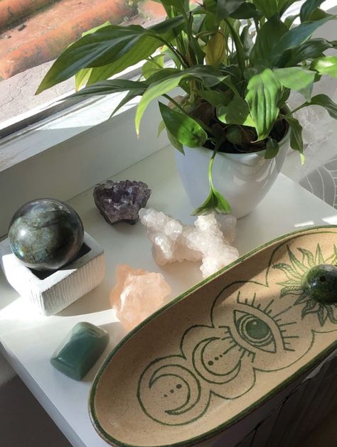 Crystal Room, Crystal Vibes, Crystal Aesthetic, Keramik Design, Spiritual Crystals, Pretty Rocks, Dreamy Room, Crystal Candles, Coven