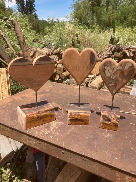 Farmhouse Wooden Decor, Valentines Wood Projects, Wooden Hearts Crafts, Valentine Wood Crafts, Barn Wood Crafts, Wood Art Projects, Wood Projects That Sell, Diy Wooden Projects, Wood Shop Projects