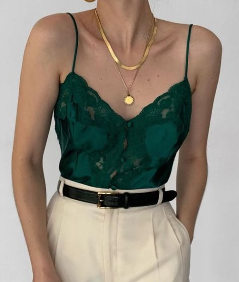 Deux Birds, Emerald Green Outfit, Green Top Outfit, Green Outfits For Women, Vestidos Sport, Estilo Zendaya, Design Moda, Trendy Fashion Tops, Hourglass Shape