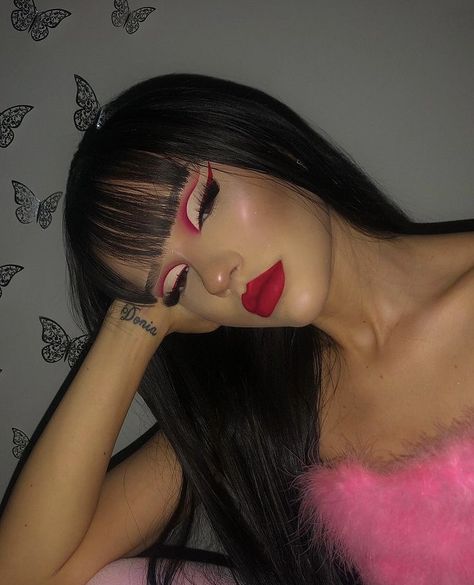 Double Winged Eyeliner, Red Makeup Looks, Vinyl Lips, Travel Hairstyles, Red Makeup, Long Hair Color, Long Lasting Makeup, Glowy Makeup, Black Eyeliner