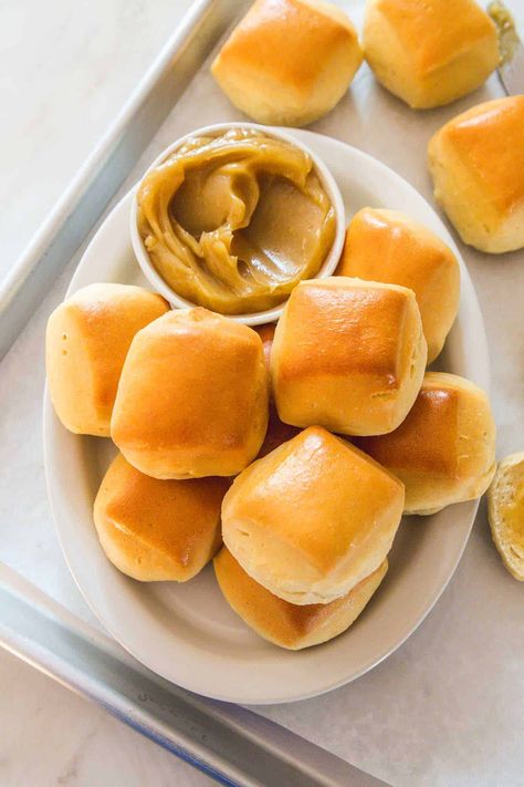 Learn how to make fluffy, soft, pillowy, and buttery Texas Roadhouse Rolls with this simple, step-by-step copycat recipe. You will never need to miss this bread again. Texas Roadhouse Rolls With Instant Yeast, Rolls Instant Yeast, Honey Rolls Recipe, Diner Rolls, Honey Rolls, Dinner Rolls Recipe Homemade, Texas Roadhouse Rolls Recipe, Roadhouse Rolls, Yeast Rolls Recipe