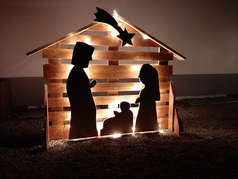 Nativity Scene Float Ideas, Pallet Manger, Christmas Outdoor Nativity, Christmas Home Screen, Nativity Scene Diy, Christmas Parade Floats, Outdoor Nativity Scene, Church Christmas Decorations, Homemade Gift Ideas