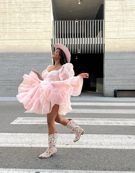 Short Dress Cowboy Boots, Floral Dress Cowboy Boots, Taylor Swift Outfits Dresses, Rhinestone Cowboy Boots Outfit, White Skirt Cowboy Boots, Cowgirl Boot Dress, Pink Cowboy Boots Outfit, Cowboy Boots With Dress, Nashville Photoshoot