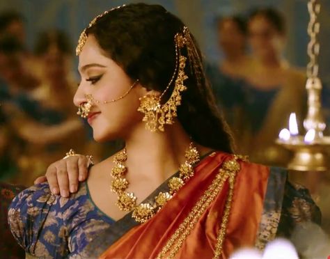 From Baahubali, love the jewelry Devsena Jewellery In Bahubali 2, Baahubali Aesthetic, Devasena In Bahubali 2, Devsena In Bahubali 2, Bahubali Jewellery, Indian Wedding Gowns, Indian Jewelry Earrings, Indian Bridal Jewelry Sets, Bridal Jewelry Vintage