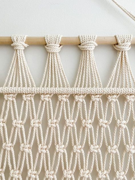 Masculine Macrame Wall Hanging, Macrame Projects Free Pattern, Mural Headboard, Macrame Wall Hanging Pattern Free, Macrame Wall Hanging Ideas, Macrame Inspiration, Art Macramé, Decorative Crochet, Small Macrame Wall Hanging