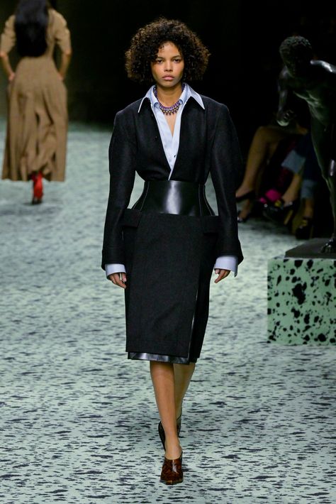 Bottega Veneta Fall 2023, Bottega Veneta Runway, Sophisticated Outfits, Clothing Design, Office Style, Fall 2023, Creative Direction, Star Girl, Fashion Brands