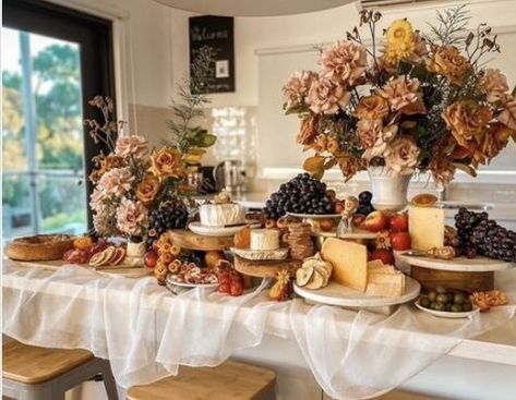 Canape Food, Fancy Cheese Board, Desert Buffet, Grazing Table Ideas, Buffet Tablescapes, Wedding Recovery, Canapes Recipes, Appetizers Table, Table Flower Arrangements