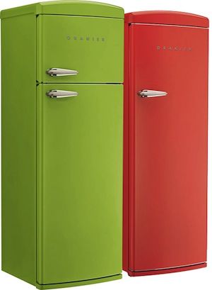 Oranier While not currently available in the U.S., these vibrantly colored fridges from German brand Oranier are most certainly retro-style... Retro Kitchen Appliances, Retro Fridge Freezer, Vintage Refrigerator, Retro Refrigerator, Kitchen Appliance Storage, Old Fashioned Kitchen, Door Fridge, Retro Appliances, Retro Fridge