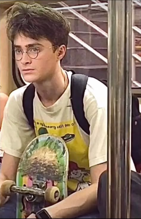 just ur regular daniel radcliff vibing with his skateboard Daniel Radcliffe, Skateboard, Harry Potter, On Twitter, Twitter