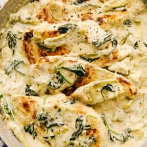 Jarred Artichoke Recipes, Chicken Artichoke Recipes, Creamy Spinach Artichoke Chicken, Artichoke Sauce, Chicken Artichoke, Spinach Artichoke Chicken, Artichoke Pasta, Seared Chicken, The Recipe Critic