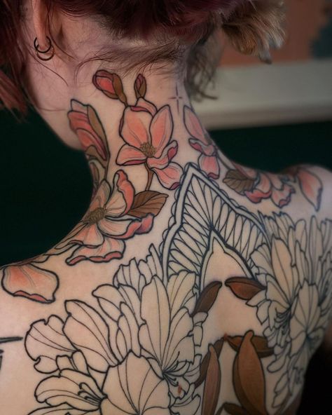 ❖ 𝕵𝖊𝖓 𝕿𝖔𝖓𝖎𝖈 ❖ | Jennifer Jekel on Instagram: “Continued @carlies.artspace back today and added some magnolias to the back of her neck to go with the Chestpiece 🌸 Done at my private…” Colour Back Tattoo, Back Tattoo Traditional Women, Neo Traditional Back Piece, Vase Back Tattoo, Neo Traditional Flowers, Floral Back Piece, The Neck Tattoo, Floral Back Tattoos, Backpiece Tattoo