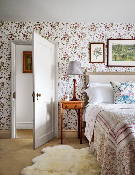 Prince Charles house Cornwall | House & Garden Fieldstone House, Sweet Pea Wallpaper, Cornwall House, Farrow & Ball, Prinz Charles, Casual Decor, Cottage Bedroom, Décor Boho, English Country House