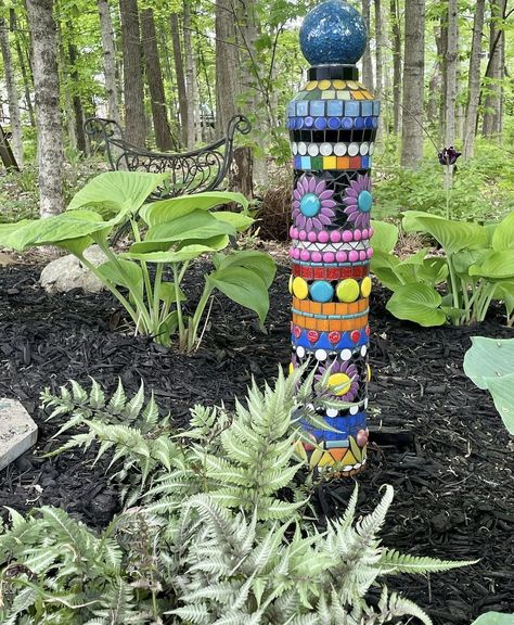 Diy Totem Pole Ideas Garden Art, Mosaic Garden Posts, Mosaic Totem Poles, Garden Art Diy Whimsical, Garden Totems Diy Yard Art, Peace Poles, Mosaic Floors, Mosaic Sculpture, Peace Garden