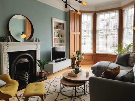 Small living room in Victorian apartment, Edinburgh, Scotland. Modern Victorian Interior Design, Modern Victorian Interiors, Victorian Apartment, Victorian Interior Design, Victorian Living Room, Victorian Home Interior, Victorian Interior, Cosy Living Room, Modern Victorian