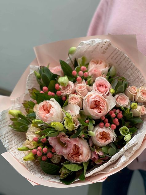 Step into the spotlight with our exquisite flower bouquet Belle, inspired by the timeless beauty and glamour of the belle of the ball. This stunning arrangement features a captivating mix of Juliet Roses, Pink Hypericum, Pink Spray Roses, Pink Lisianthus, Gardenia Leaves, and Green Hellebore, carefully selected and arranged to create a breathtaking display of elegance and sophistication. Green Hellebore, Gardenia Bouquet, Daisy Flower Arrangements, Pink Lisianthus, Bridesmaid Bouquet White, Birthday Flowers Bouquet, Green Wedding Flowers, Tulips Arrangement, Luxury Flower Bouquets