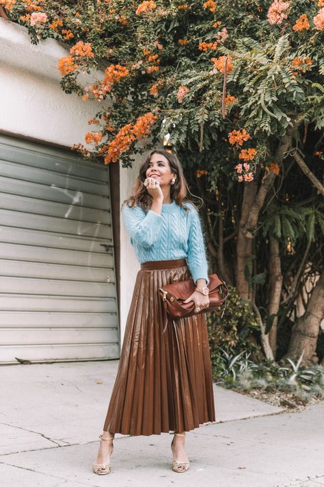 Brown Pleated Skirt Outfit, Brown Pleated Skirt, Rok Outfit, Elegantes Outfit Frau, Pleated Skirt Dress, Color Combinations For Clothes, Top Fashion Bloggers, Metallic Skirt, Pleated Maxi Skirt