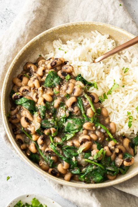 Learn how to make easy Instant Pot Black Eyed Peas FAST with no soaking required! Dried black-eyed peas are cooked in a smoky broth that's completely vegan and packed with flavor. Stir in your favorite greens for a delicious stew that's perfect for New Year's Day or any day! Black Eyed Peas Instant Pot, Black Eyed Pea Stew, Legume Recipes, Black Eyed Pea Soup, Spicy Coleslaw, Blackeyed Peas, Black Eyed Peas Recipe, White Bean Salad, Pea Recipes