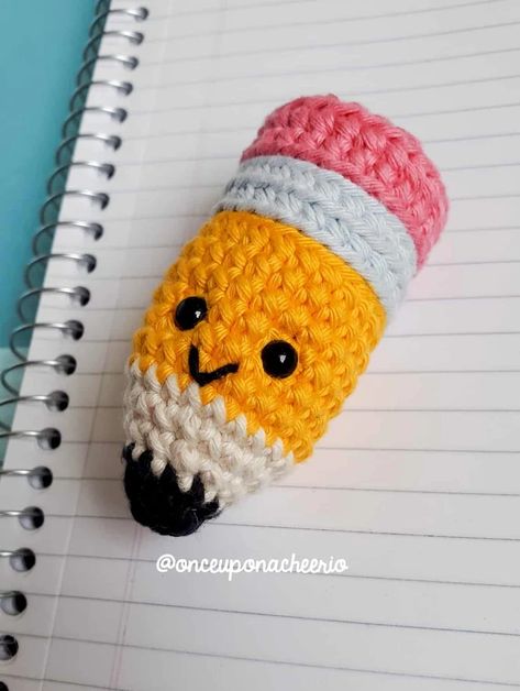 Pencil Crochet Pattern, Pencil Crochet, Change Colors In Crochet, Mini Amigurumi, Cozy Crochet Patterns, Crochet Decrease, Crochet Fun, Crochet Baby Toys, Crochet Gratis