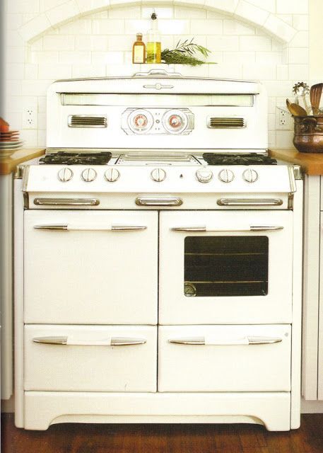 Follow The Yellow Brick Home - Five Easy Ways To Add Farmhouse Style To A Kitchen Farmhouse Kitchen Ideas Vintage Stove, Retro Kitchen Appliances, Vintage Kitchen Appliances, Vintage Kitchen Accessories, Kitchen Appliance Storage, Retro Appliances, Vintage Stoves, Outdoor Kitchen Appliances, Vintage Appliances